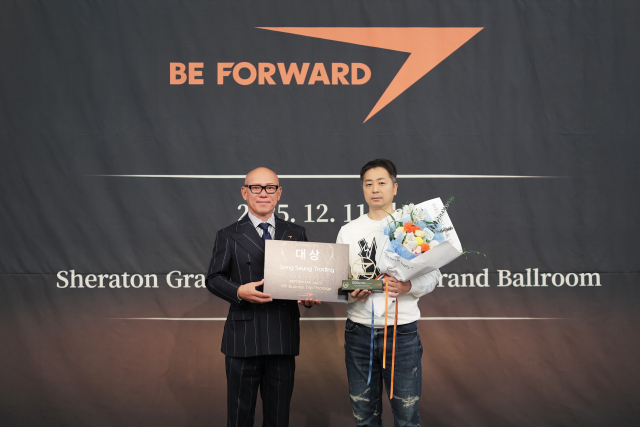야마카와 히로노리 일본 본사 대표이사(왼쪽)와 대상을 차지한 Sang Seung Trading 대표가 기념사진을 촬영하고 있다