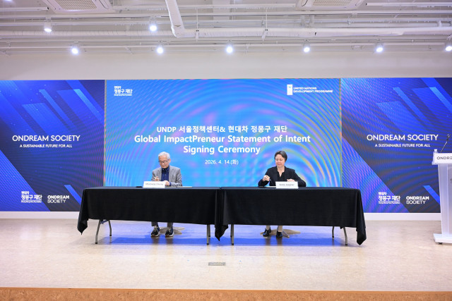 UNDP Seoul Policy Centre Director Anne Juepner (right) and Hyundai Motor Chung Mong-Koo Foundation Chairperson Moo-sung Chung (left) sign a joint Statement of Intent for the Global ImpactPreneur in Seoul on 14 April (Provided by UNDP Seoul Policy Centre)