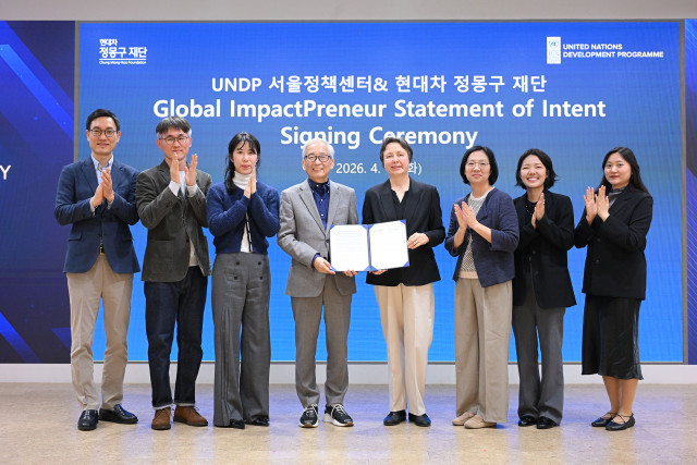 Following the signing of a Statement of Intent on 14 April to support the growth of impact startups across Asia and the Pacific through the Global ImpactPreneur programme, UNDP Seoul Policy Centre Director Anne Juepner (center right) and Hyundai Motor Chung Mong-Koo Foundation Chairperson Moo-sung Chung (center left) pose for a commemorative photo with officials from the two entities (Provided by UNDP Seoul Policy Centre)